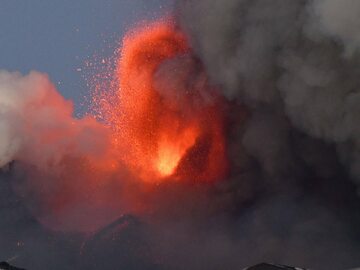 Erupcja wulkanu, zdjęcie ilustracyjne