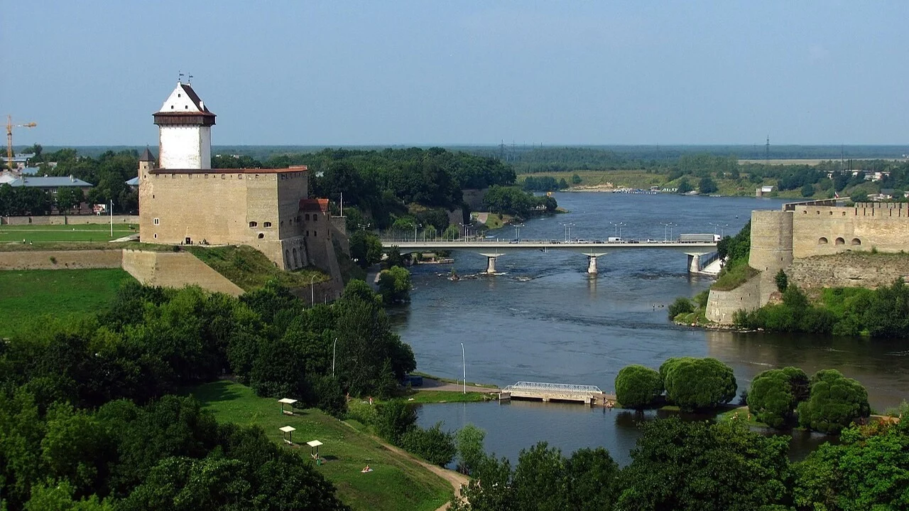 Rzeka Narwa w Narwie. Granica Estonii i Rosji