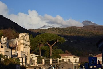 Etna to czynny wulkan we Włoszech, który znajduje się na wschodnim wybrzeżu Sycylii. Ostatnia poważna erupcja miała miejsce w 1992 roku.