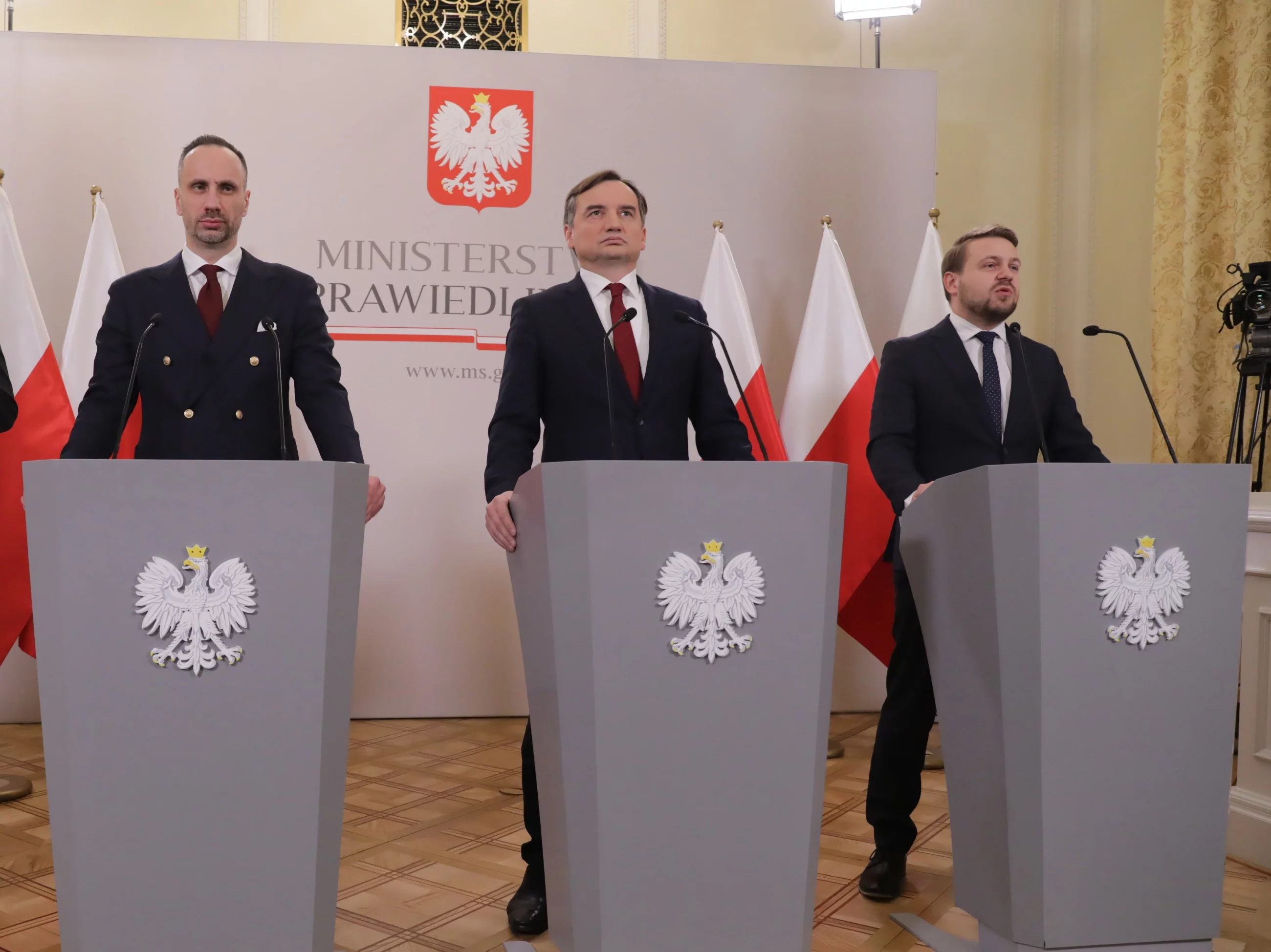 Janusz Kowalski (L), Zbigniew Ziobro (C) i Jacek Ozdoba (P)