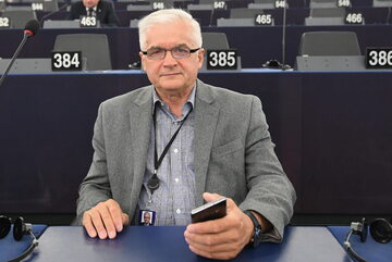 Eurodeputowany Włodzimierz Cimoszewicz w Parlamencie Europejskim w Strasburgu