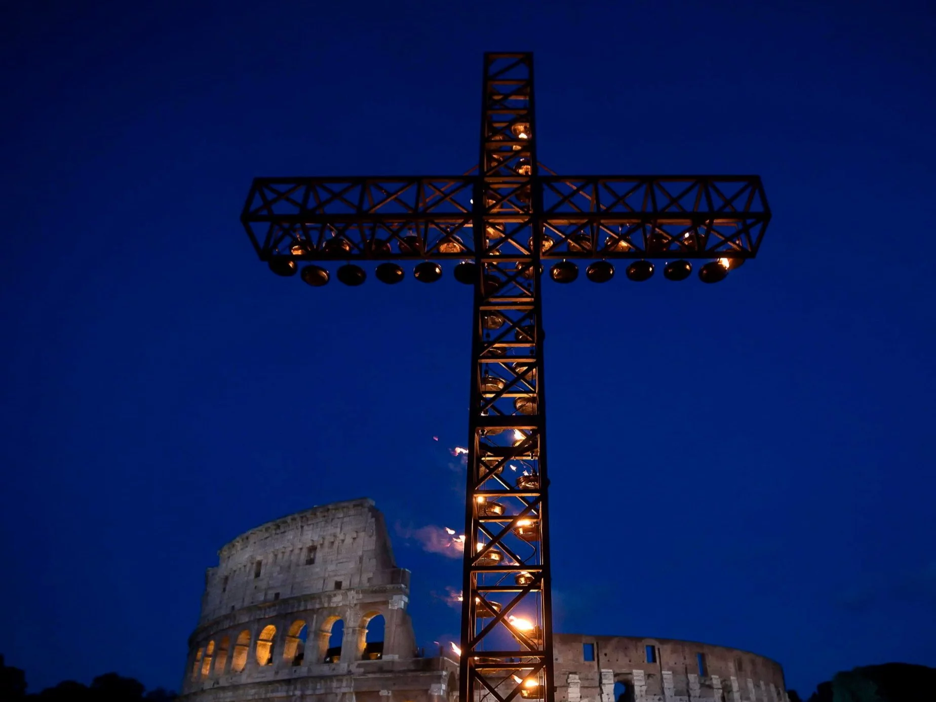 Krzyż przed Koloseum w Rzymie