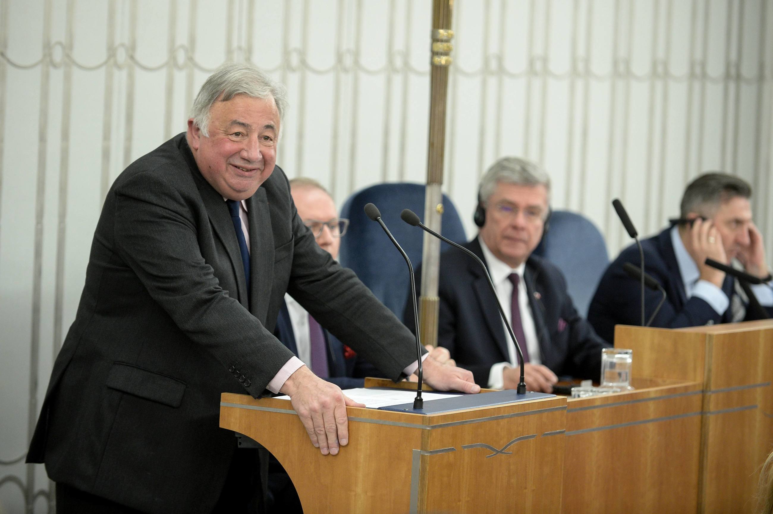 Przewodniczący Senatu Francji Gerard Larcher przemawia w Senacie