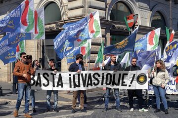 Europejczycy obawiają się zagrożenia ze strony imigrantów i słabości politycznych elit. Na zdjęciu: demonstranci we Włoszech z transparentami "Stop inwazji"