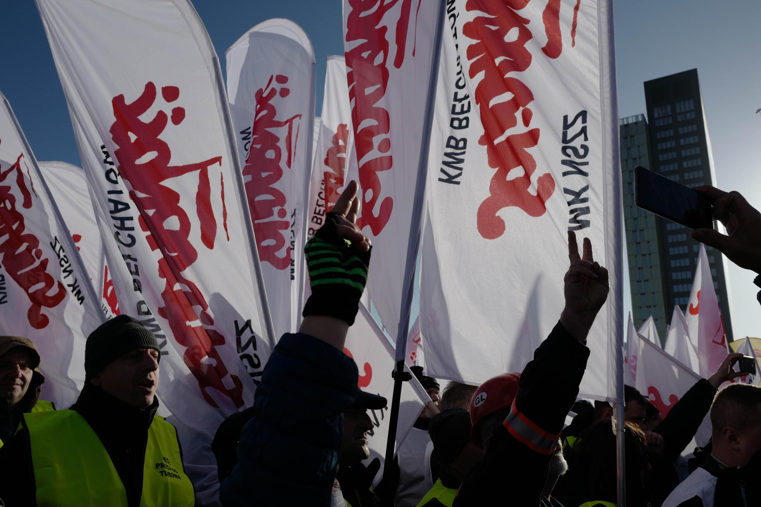 Uczestnicy manifestacji związkowców przed siedzibą Trybunału Sprawiedliwości Unii Europejskiej w Luksemburgu