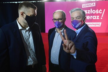 Europoseł Robert Biedroń (P), przewodniczący SLD Włodzimierz Czarzasty (C) oraz poseł KP Lewicy Adrian Zandberg (L).