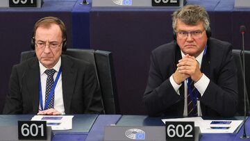 Europosłowie PiS Mariusz Kamiński (L) i Maciej Wąsik (P) w Parlamencie Europejskim