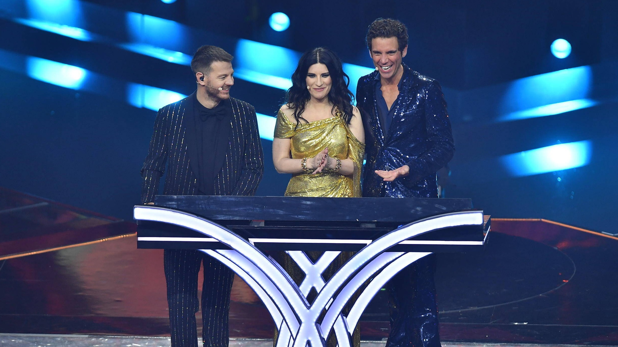 Eurowizja 2022. Prowadzący festiwal Alessandro Cattelan (L), Laura Pausini (C) and Mika