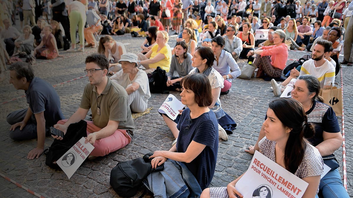 Protest przeciw zaprzestaniu karmienia i pojenia Vincenta Lamberta, Paryż, 10 lipca