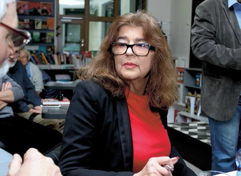 Doktor Ewa Kurek podczas spotkania autorskiego promującego jedną z jej książek