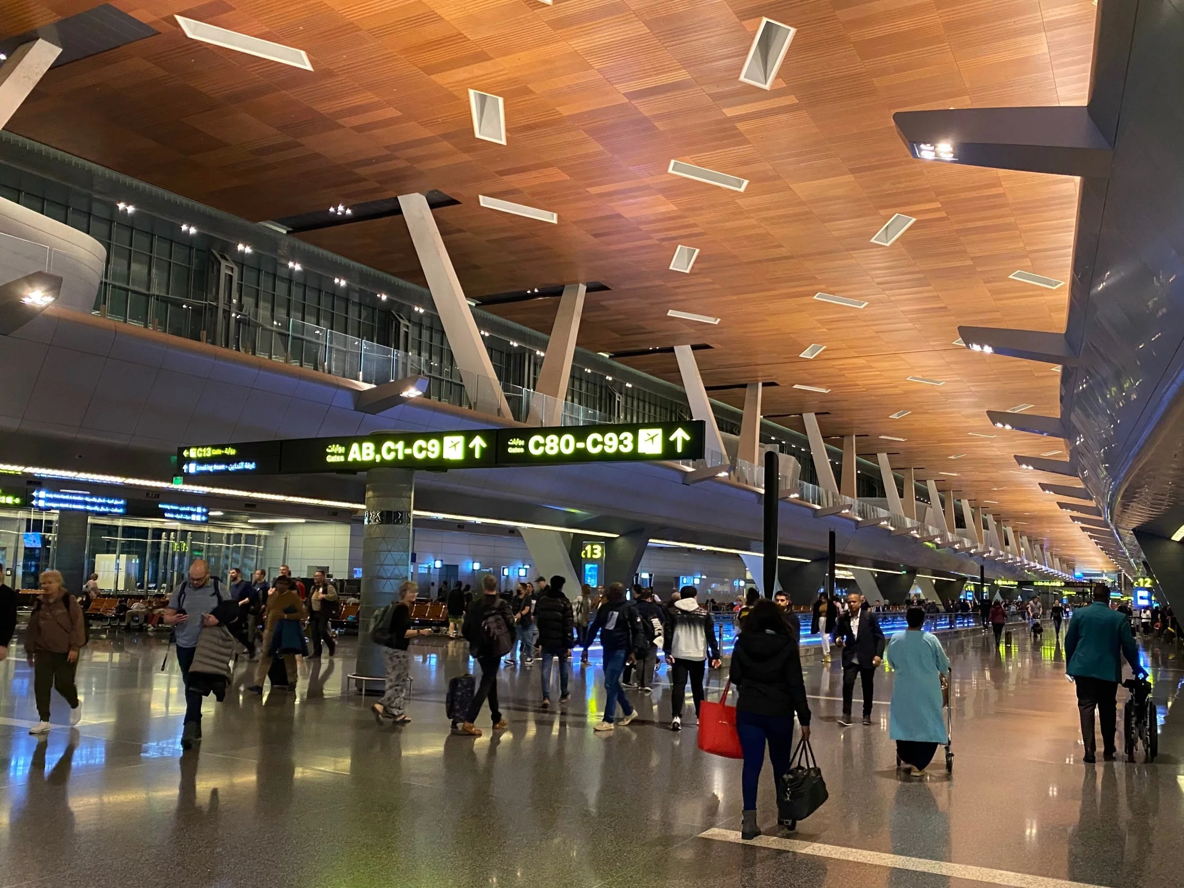 Pasażerowie na lotnisku w Dosze (Katar)