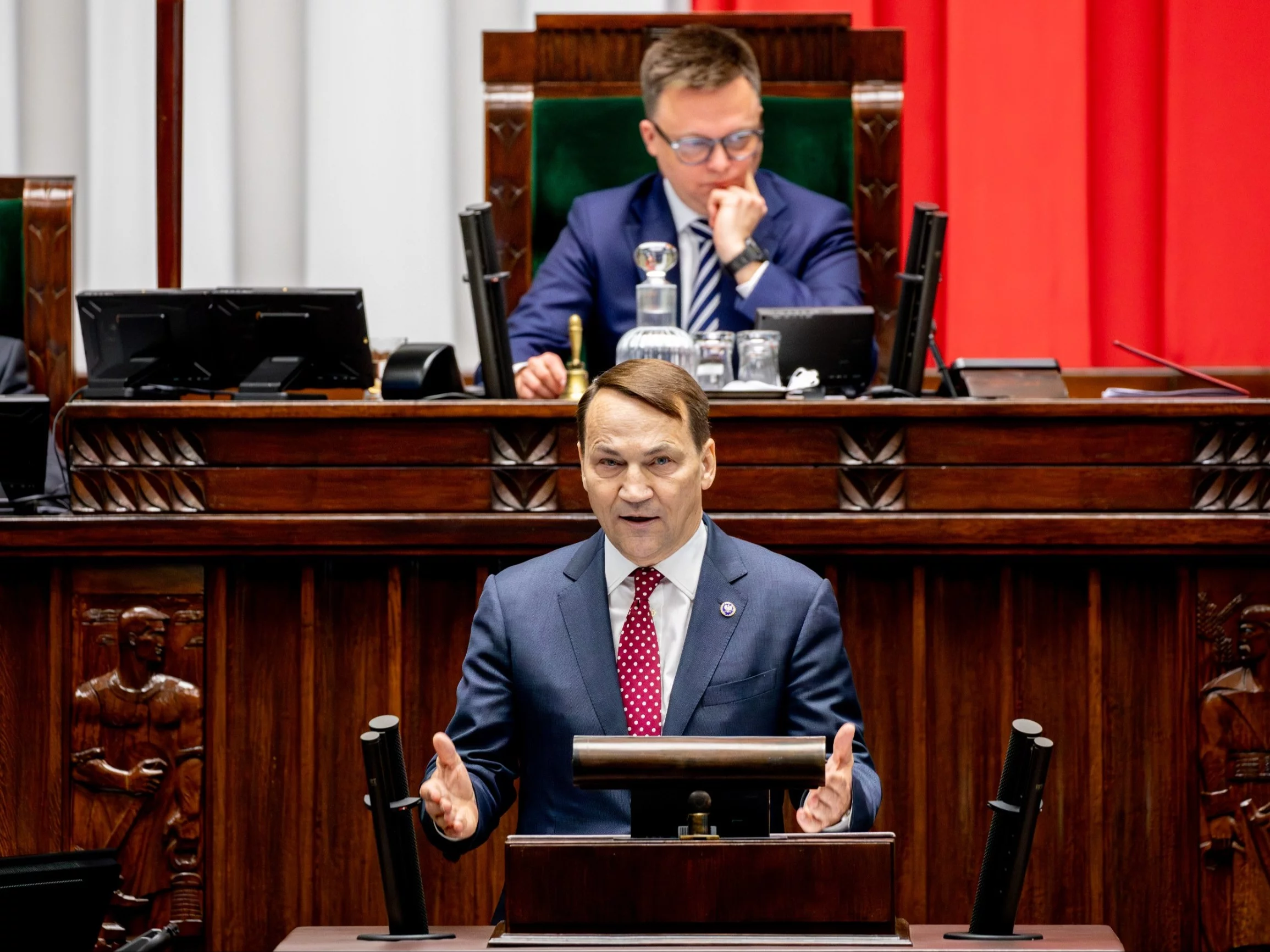 Szef MSZ Radosław Sikorski w Sejmie. W tle marszałek Szymon Hołownia