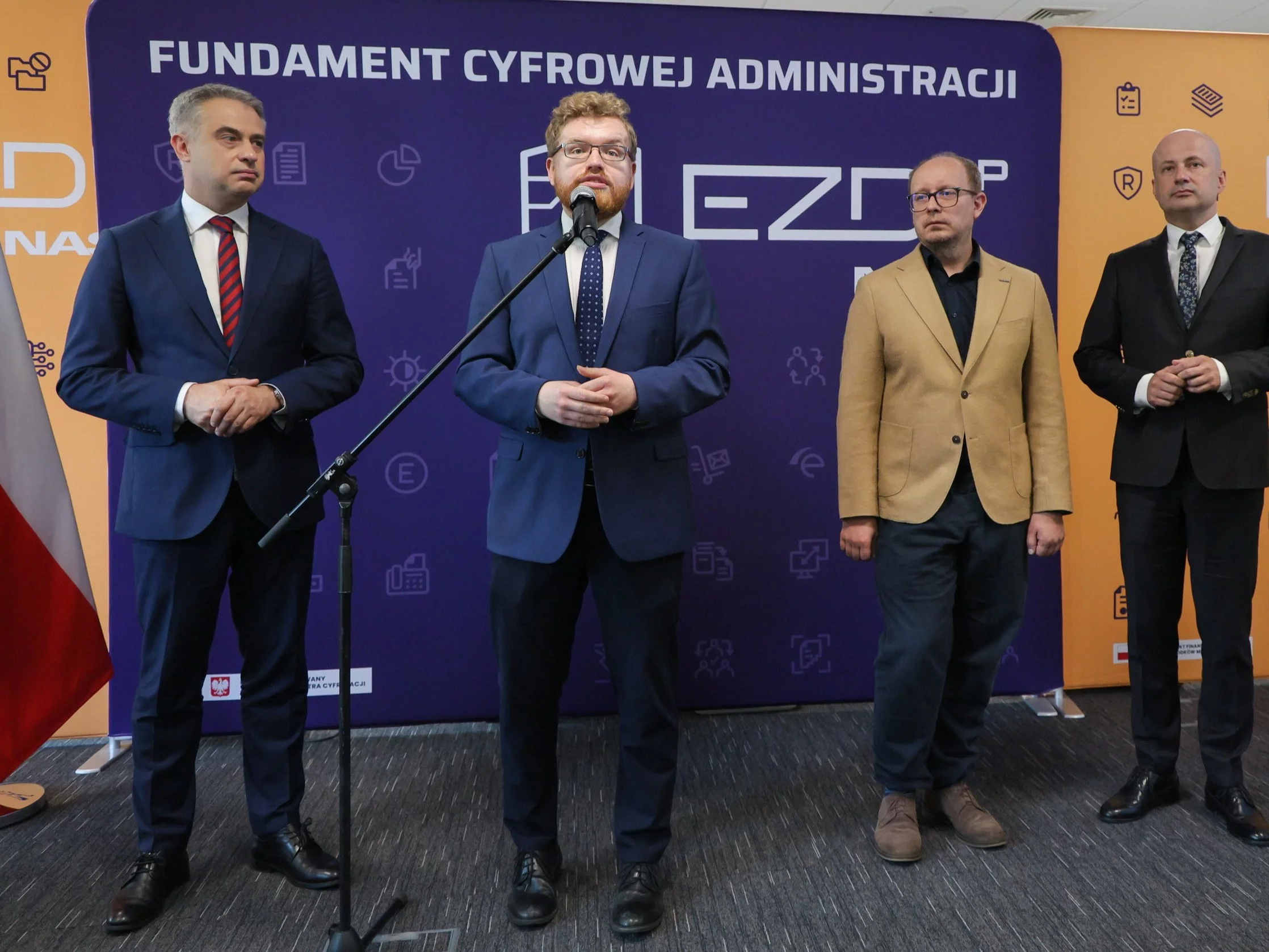 Wicepremier, minister cyfryzacji Krzysztof Gawkowski (L), wiceminister cyfryzacji Dariusz Standerski (2L), dyrektor Centralnego Ośrodka Informatyki Radosław Maćkiewicz (P) oraz dyrektor NASK-PIB Radosław Nielek (2P) podczas konferencji prasowej