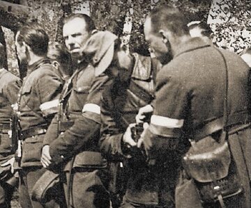 "Fakir" (w skórzanej kurtce) w czasie koncentracji "jurandowców" (Kamionka koło Turgiel, maj 1944 r.)