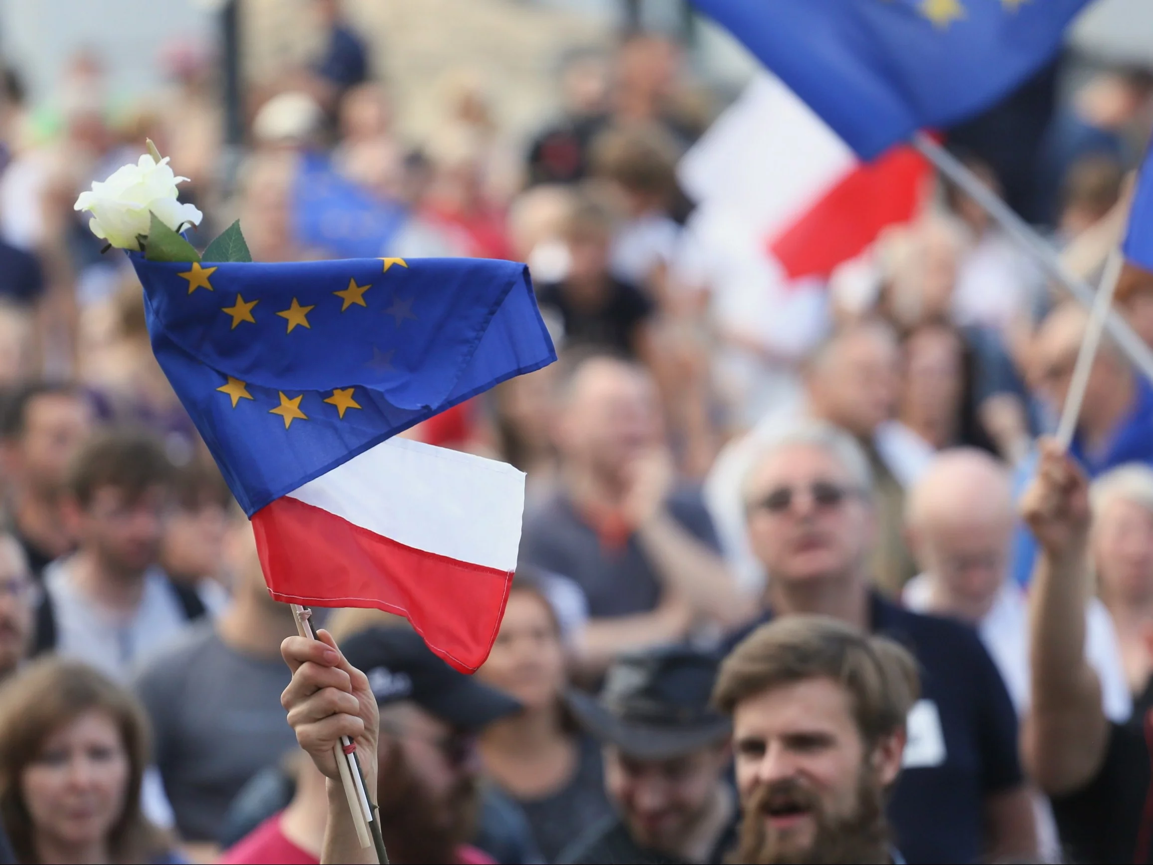 Flagi Polski i UE, zdjęcie ilustracyjne