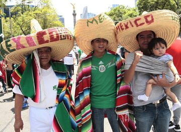 Fani drużyny Meksyku świętują po zwycięstwie nad Niemcami