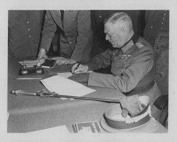 Feldmarszałek Wilhelm Keitel podpisujący akt kapitulacji Wehrmachtu, 8/9 maja 1945.