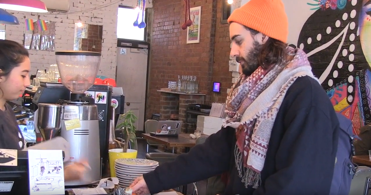 Mężczyzna w  „The Handsome Her”