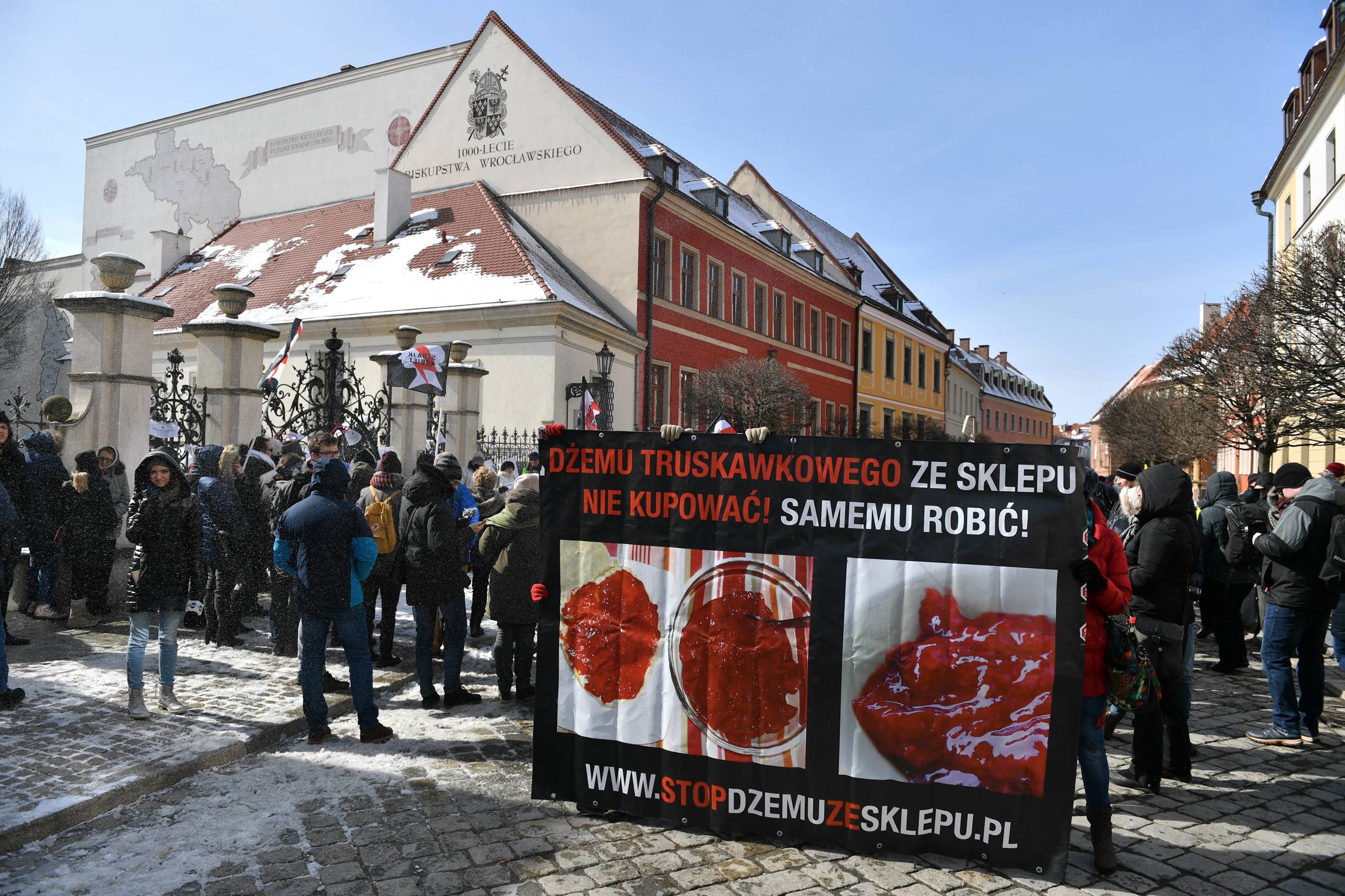 Akcja "Słowo na niedzielę - Wieszak dla biskupa" Ogólnopolskiego Strajku Kobiet i środowisk prokobiecych