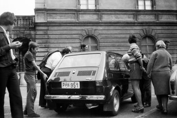 Fiat 126p wywoływał wielkie zainteresowanie. Ostrów Wielkopolski, 1973 rok