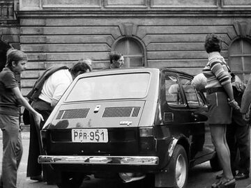Fiat 126p wywoływał wielkie zainteresowanie. Ostrów Wielkopolski, 1973 rok