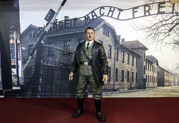 FIgura Adolfa Hitlera, przy której część zwiedzających robiła sobie chętnie zdjęcia