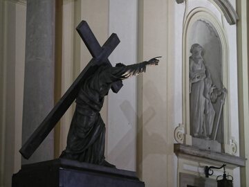 Figura Chrystusa przed Bazyliką Świętego Krzyża w Warszawie