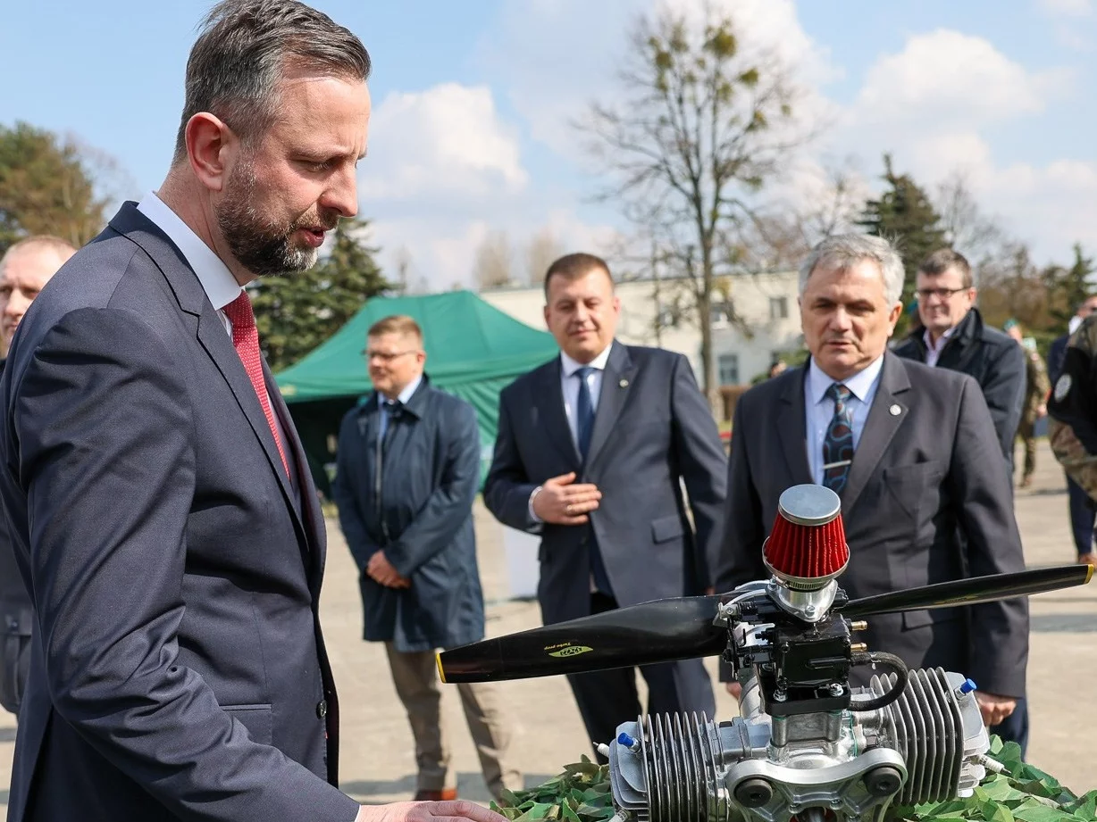 19 marca 2026 r. w Warszawie, wicepremier - minister obrony narodowej Władysław Kosiniak-Kamysz oraz sekretarz stanu w MON Cezary Tomczyk, wzięli udział w podpisaniu umowy powołującej Ośrodek Systemów Autonomicznych