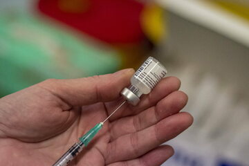 Fiolka ze szczepionką. Zdjęcie ilustracyjne
