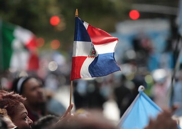 Flaga Dominikany – zdjęcie ilustracyjne