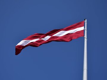 Flaga Łotwy. Zdjęcie ilustracyjne