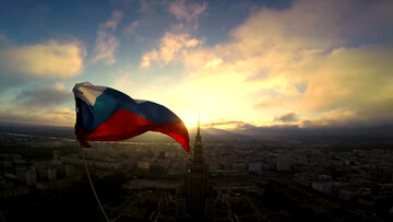 Flaga Rosji na wieżowcu "Złota 44"