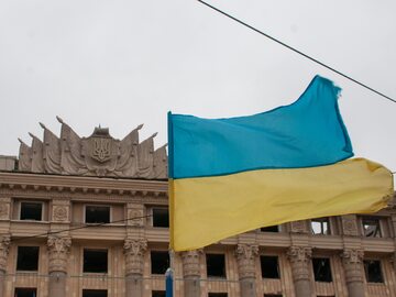 Flaga Ukrainy na budynku Charkowskiej Obwodowej Administracji Państwowej