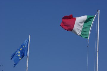 Flaga Unii Europejskiej oraz Włoch