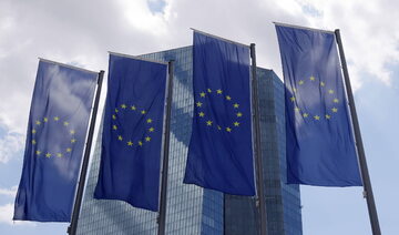 Flaga Unii Europejskiej przed siedzibą Europejskiego Banku Centralnego.