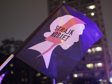 Flaga z logo organizacji "Strajk Kobiet"