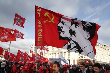 Flaga z wizerunkami Lenina i Stalina