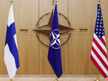 Flagi Finlandii, NATO i USA, zdjęcie ilustracyjne