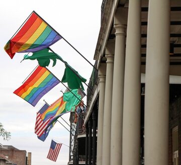 Flagi LGBT i USA. Zdj. ilustracyjne