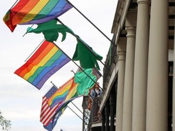 Flagi LGBT i USA. Zdj. ilustracyjne