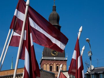 Flagi Łotwy, zdjęcie ilustracyjne