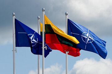 Flagi NATO i Litwy, zdjęcie ilustracyjne