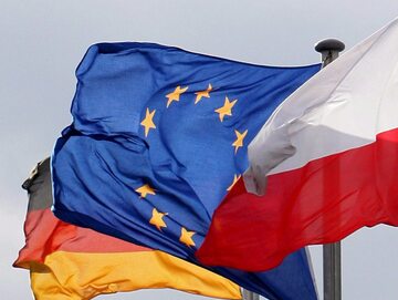 Flagi Niemiec, UE i Polski, zdjęcie ilustracyjne