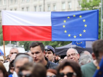 Flagi Polski i UE w Warszawie