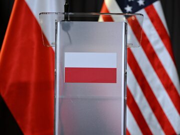 Flagi Polski i USA, zdjęcie ilustracyjne