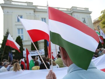 Flagi Polski i Węgier. Zdjęcie ilustracyjne