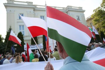 Flagi Polski i Węgier, zdjęcie ilustracyjne