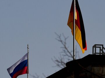 Flagi Rosji i Niemiec, zdjęcie ilustracyjne