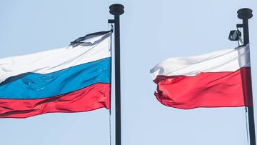 Flagi Rosji i Polski, zdjęcie ilustracyjne