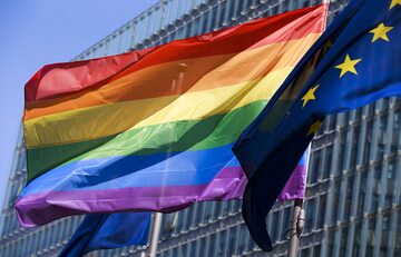 Flagi UE i LGBT, zdjęcie ilustracyjne